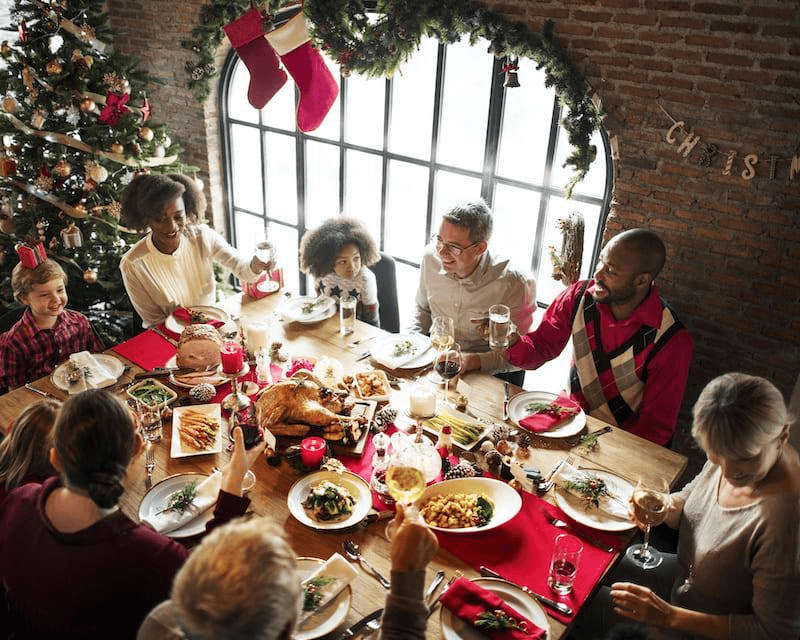 Een gezin geniet samen van een warme kerstviering
